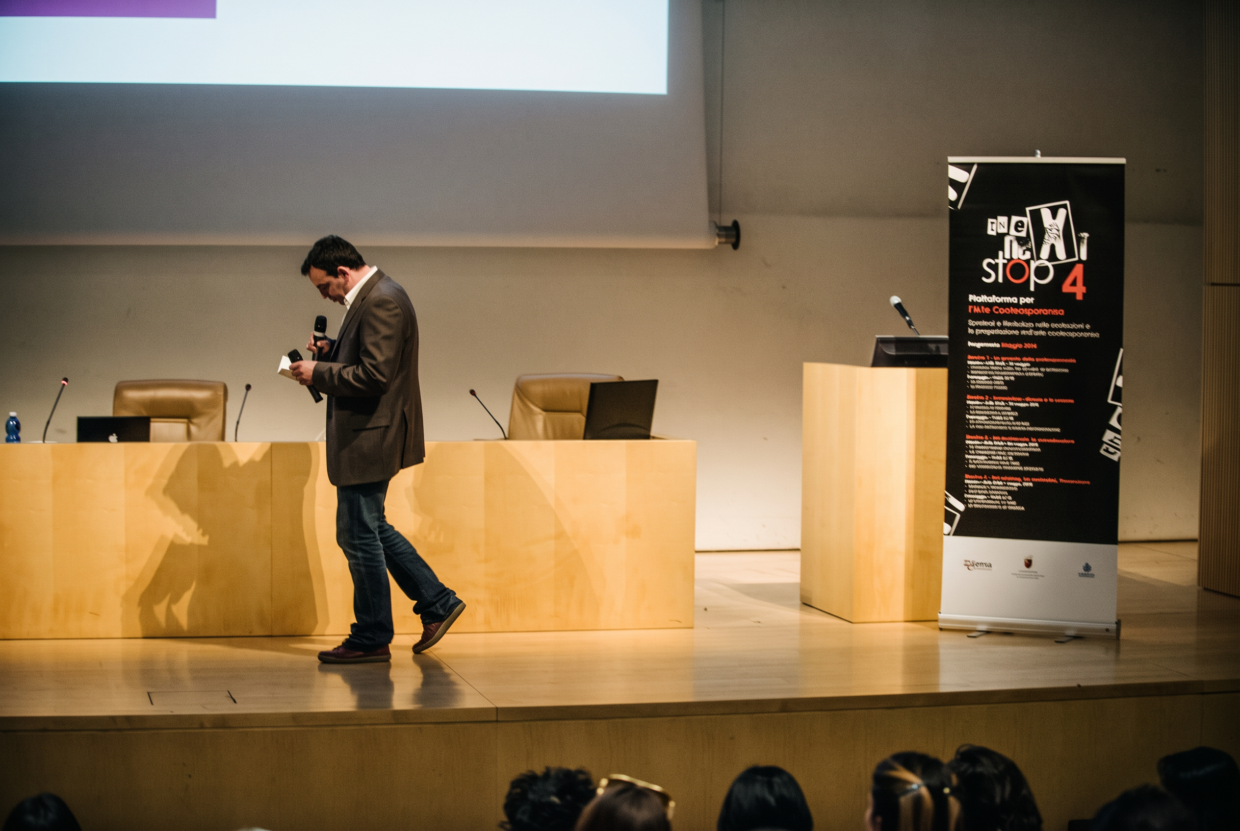 Un relatore sul palco durante una storica edizione di The Next Stop